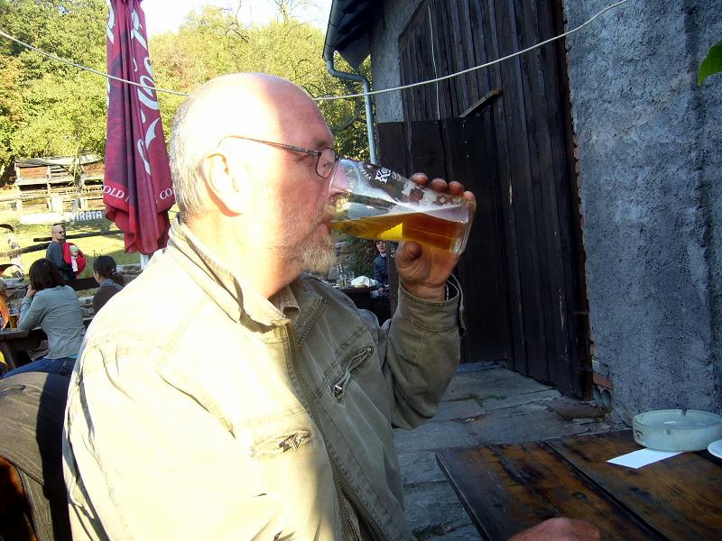 25.a Kleovi zjevně chutná.JPG